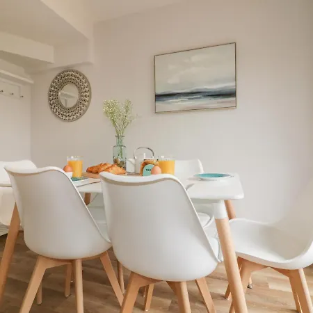 Holiday home Periwinkle *