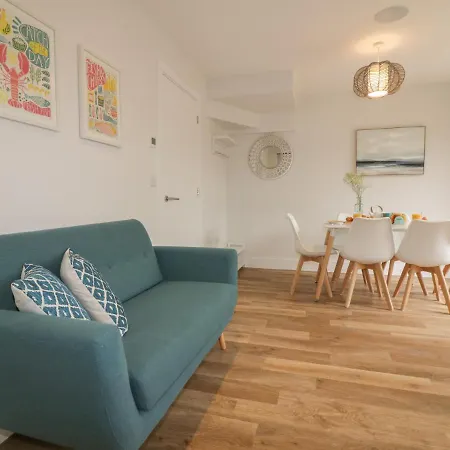 Holiday home Periwinkle *